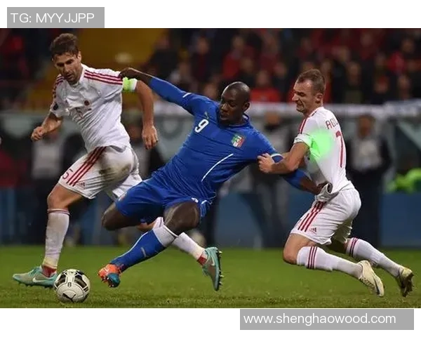 足球巨星对视镜头瞬间定格展现无言默契与比赛激情 足球巨星对视镜头瞬间定格展现无言默契与比赛激情