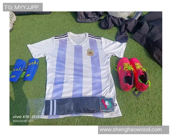 《探索足球巨星的传奇人生与辉煌时刻:从绿茵场到全球舞台的心路历程》 《探索足球巨星的传奇人生与辉煌时刻:从绿茵场到全球舞台的心路历程》