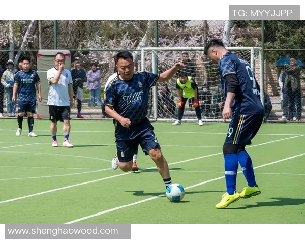 足球球星炫技绕球展现速度与技巧激情瞬间 足球球星炫技绕球展现速度与技巧激情瞬间